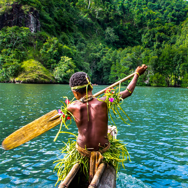 Autochtone dans son canoë en Nouvelle-Guinée